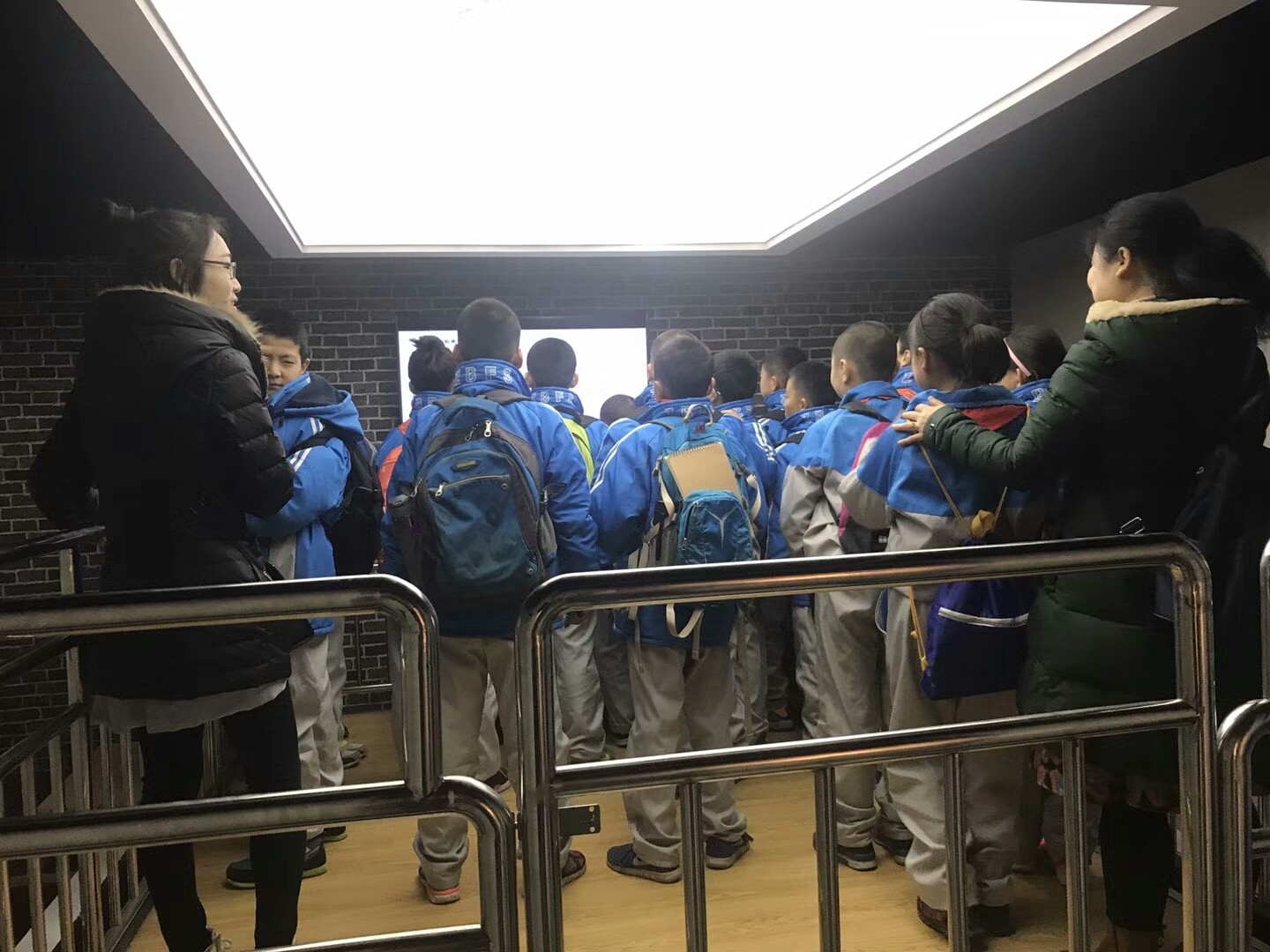 某省学生体验地震平台