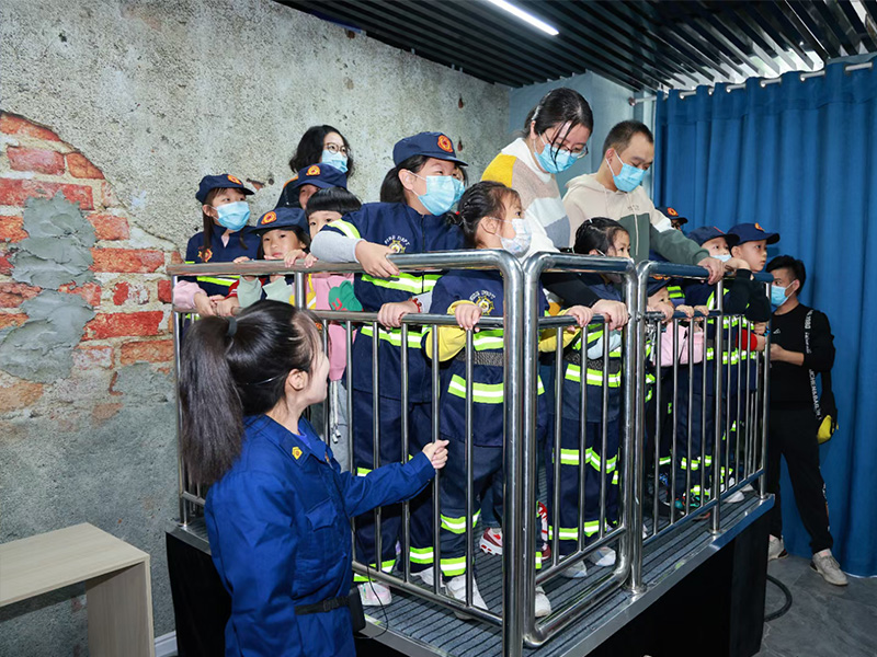 队员与学员体验地震平台