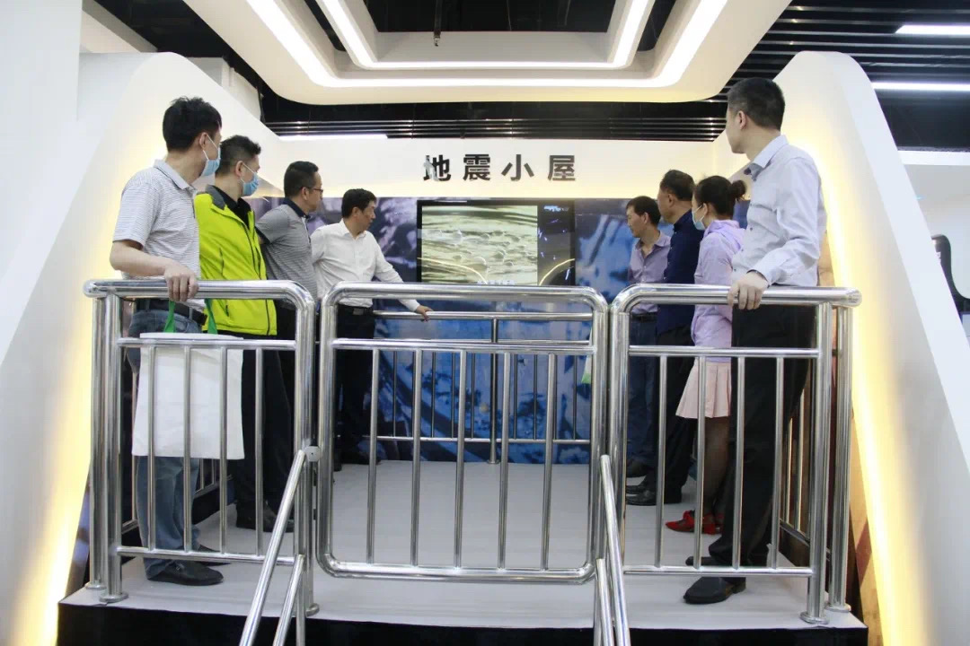 某省领导体验地震平台